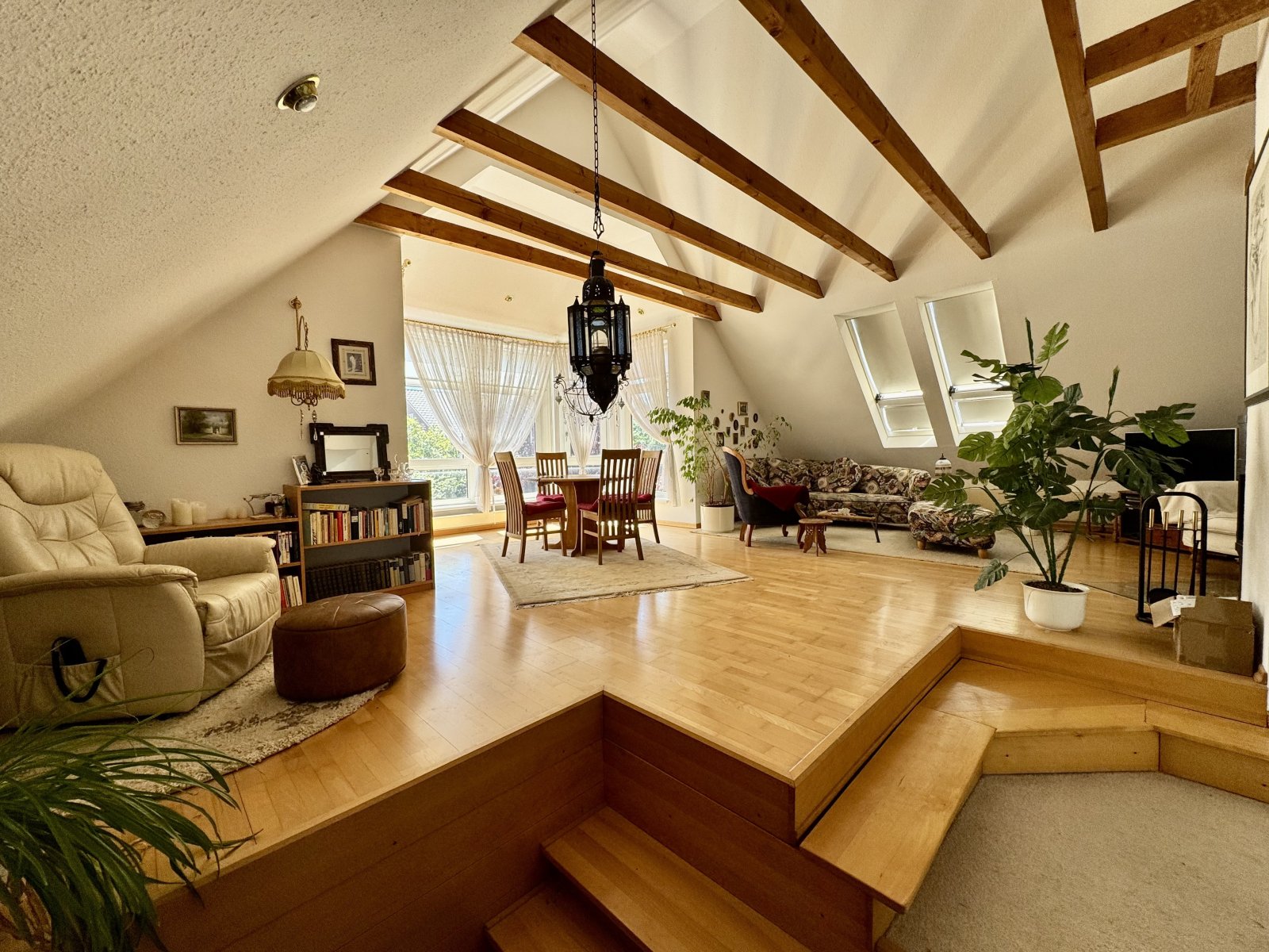 großzügiges Zweifamilienhaus in Sackgassenlage großzügiges Zweifamilienhaus in Sackgassenlage