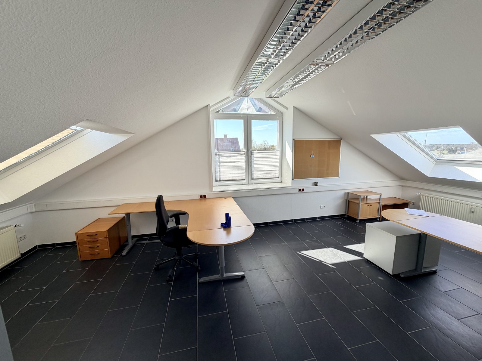 zeitlose Dachgeschoß Bürofläche mit Klimaanlage zeitlose Dachgeschoß Bürofläche mit Klimaanlage