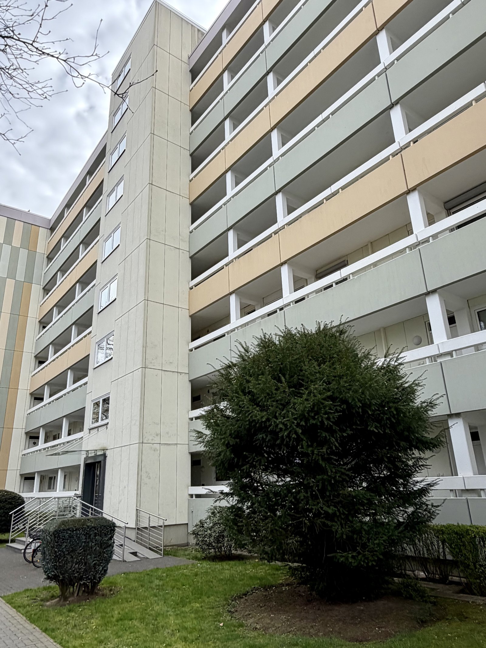moderne 1,5 Zi Wohnung mit Personenaufzug und Balkon moderne 1,5 Zi Wohnung mit Personenaufzug und Balkon